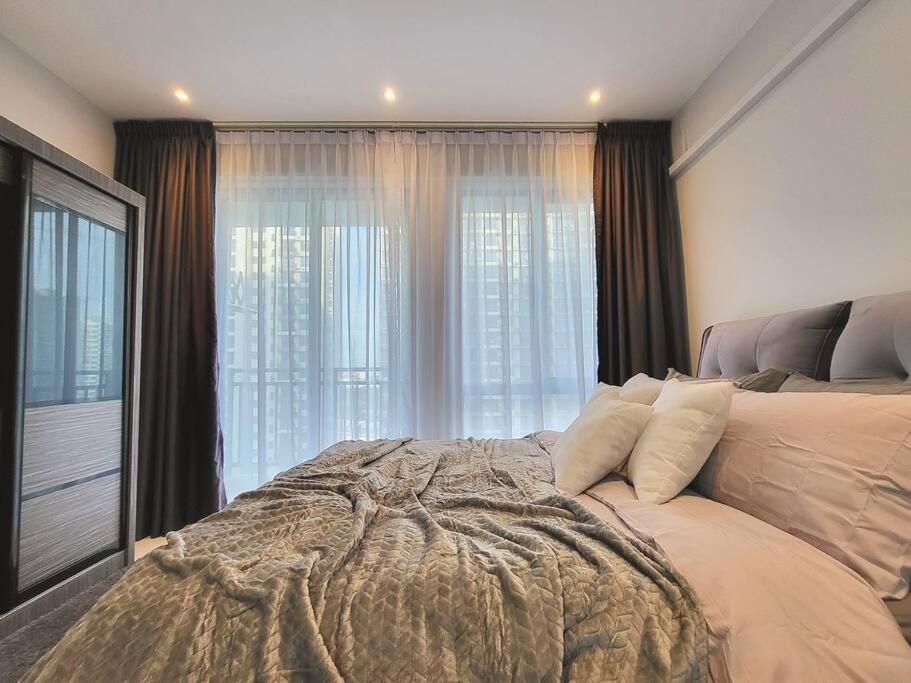 Apartment Experience Movie Under The Stars Galaxy - - 15 Mins To Ciq Johor Bahru
